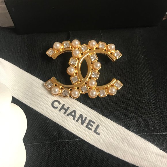 SOLD     CHANEL Metal Crystal Pearl CC Crystal Brooch Gold - Picture 6 of 8